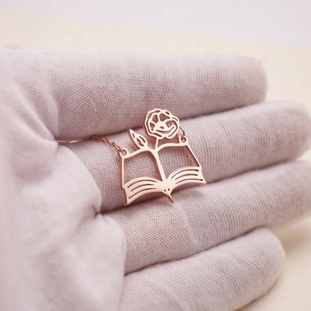 قلادة على شكل كتاب مفتوح مزينة - مراجعة Birth Flower Necklace وسعره