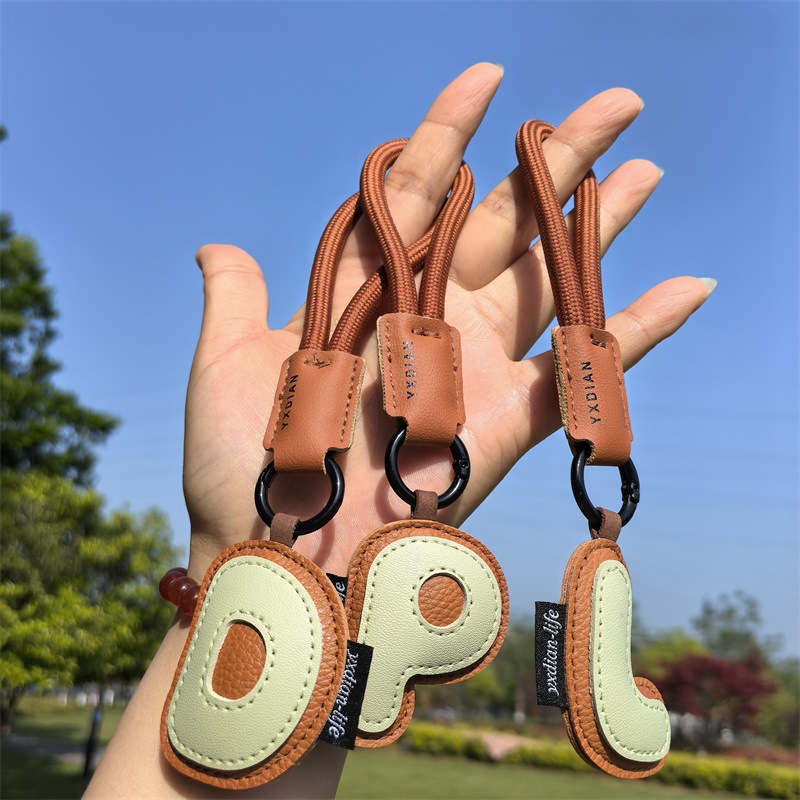 A إلى Z الجلود الأحرف الأولى ا - مراجعة Monogram Keychain Leather وسعره