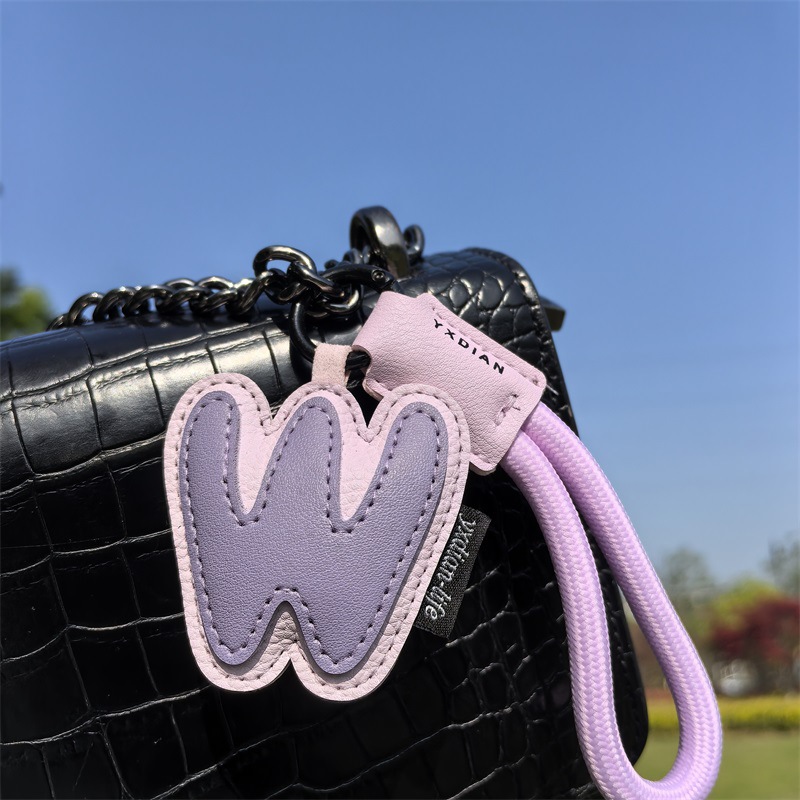 A إلى Z الجلود الأحرف الأولى ا - مراجعة Monogram Keychain Leather وسعره